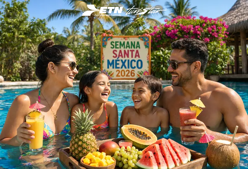 Familia feliz en una alberca con bebidas y frutas celebrando la Semana Santa México 2026.