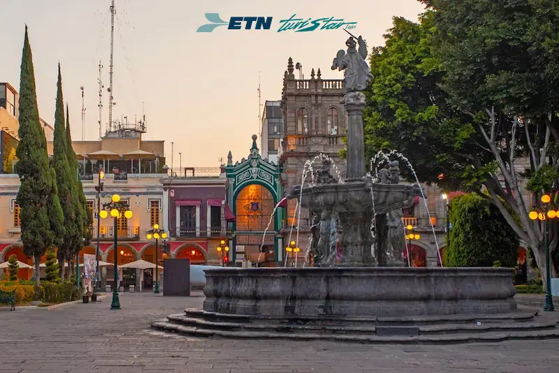 Palacio Municipal e iglesia de la Catedral de Puebla iluminada frente al Zócalo Capitalino.