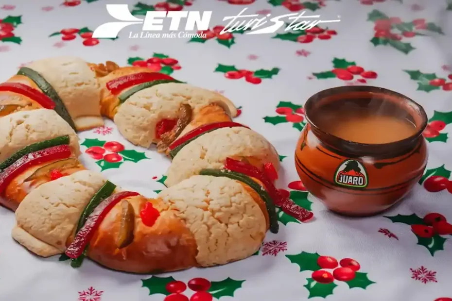 Una Rosca de Reyes tradicional mexicana recién partida acompañada de chocolate caliente en jarro de barro.