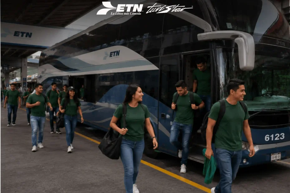 Viajeros llegando a Ciudad de México para disfrutar la fiesta futbolera.