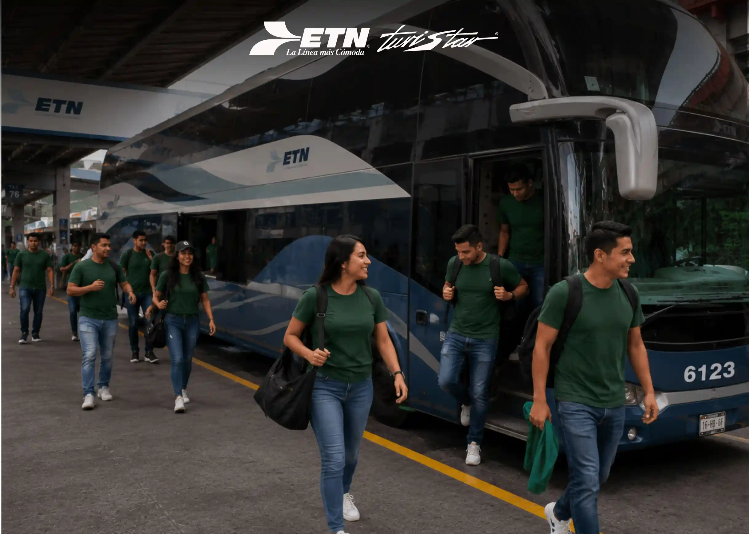 Viajeros llegando a Ciudad de México para disfrutar la fiesta futbolera.