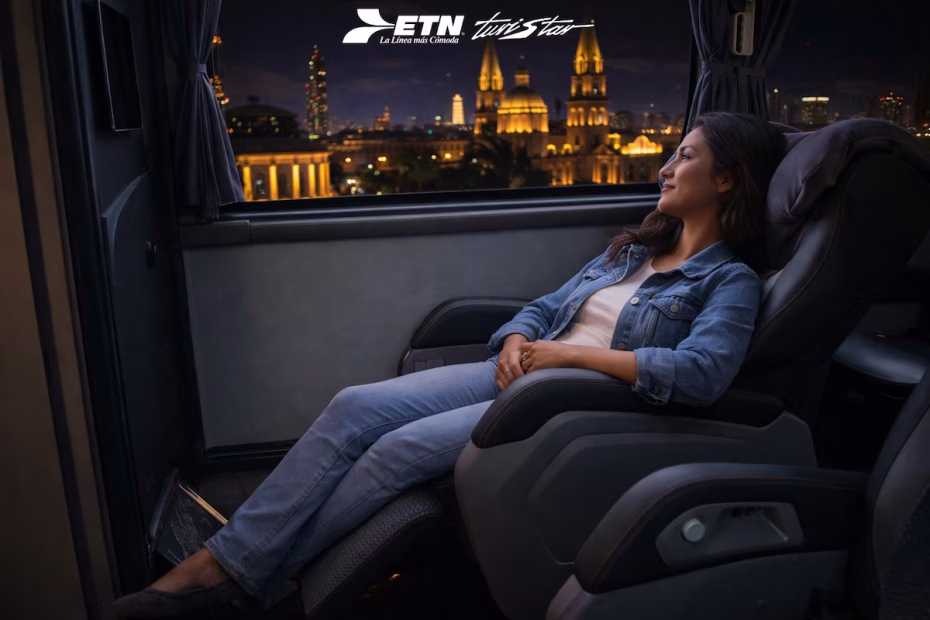 Autobús de lujo de ETN Turistar transitando por carretera durante una travesía nocturna hacia un destino de México.