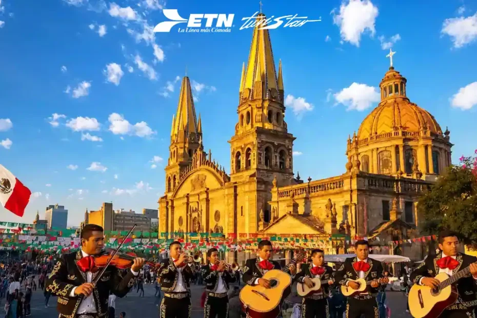 Mariachi tocando en la Plaza de la Liberación de Guadalajara durante el Encuentro Internacional 2026, capturando la esencia cultural.