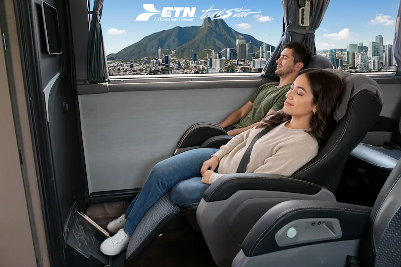 Pasajero premium disfrutando de la comodidad de los asientos de piel reclinables y cafetería de ETN Turistar.