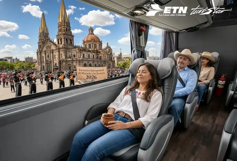 Interiores de lujo de ETN Turistar mostrando asientos de piel y café a bordo en el trayecto a Guadalajara.