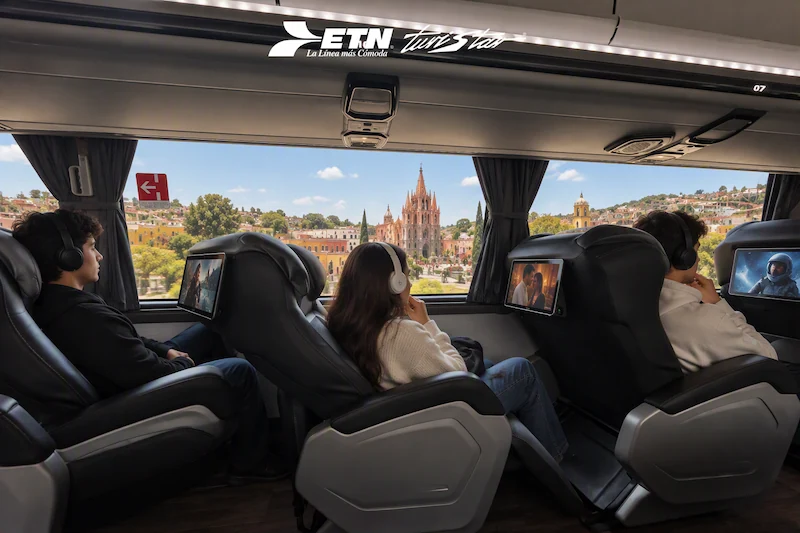 Interiores con asientos reclinables de piel y pantallas táctiles individuales en autobús de transporte de lujo en México