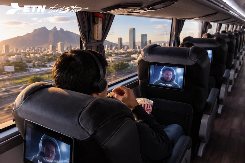 Collage de amenidades de lujo ETN Turistar que incluye pantallas táctiles interactivas, puertos USB-C, conexiones eléctricas y sanitarios independientes.
