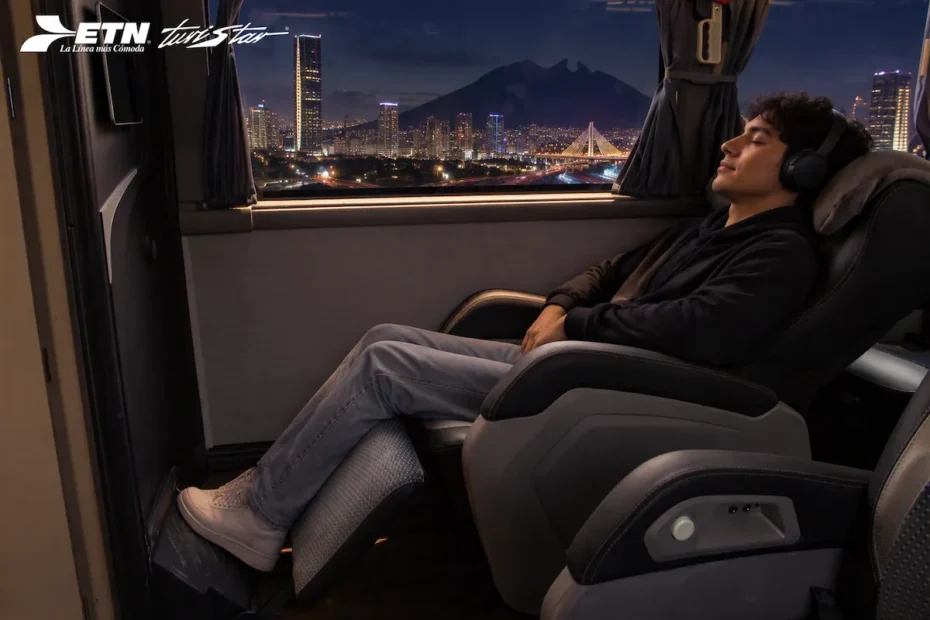Pasajero descansando en asiento tipo cama de piel en autobús de lujo ETN Turistar cubriendo la ruta CDMX a Monterrey.