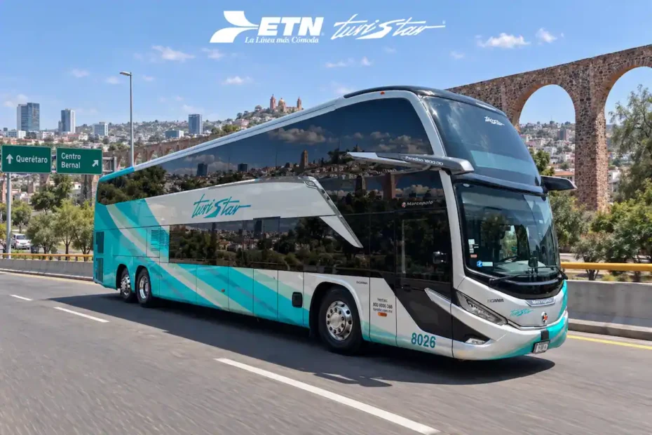 Autobús de transporte de lujo en México de ETN Turistar circulando por autopista en el Día Mundial de la Carretera