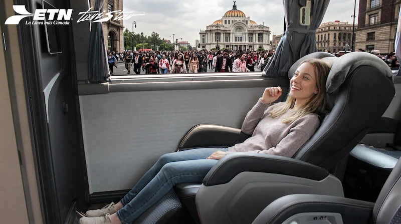 Amenidades de lujo en autobús ETN Turistar con amplios asientos reclinables de piel, pantallas táctiles individuales y baños separados