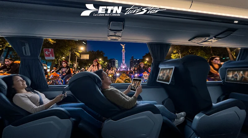 Interiores del autobús ETN Turistar con amplios asientos reclinables, pantallas táctiles individuales y sanitarios independientes para damas y caballeros