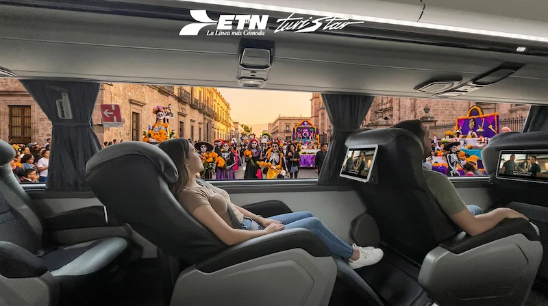 Interior de autobús ETN Turistar mostrando asientos de piel reclinables y el confort de los pasajeros
