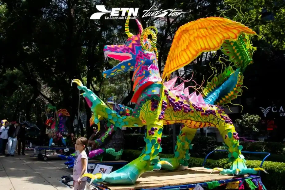 Alebrije monumental multicolor desfilando en Paseo de la Reforma en CDMX con viaje de lujo en ETN Turistar