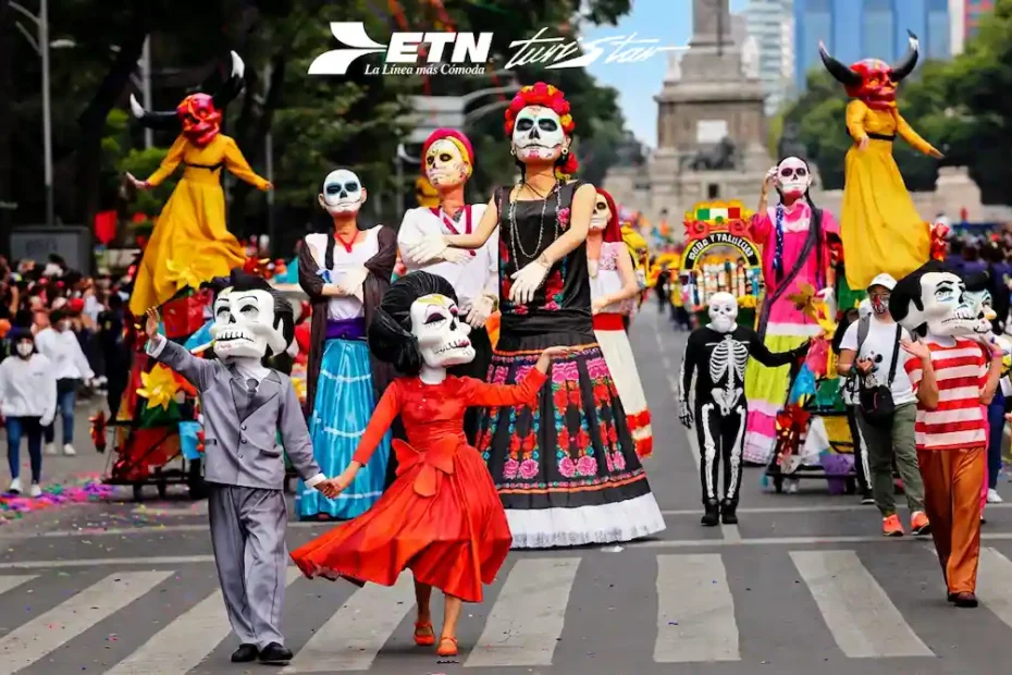 Autobús de lujo ETN Turistar frente a las festividades del Gran Desfile de Día de Muertos CDMX 2026 con máxima comodidad.