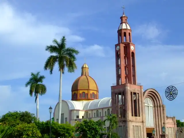 Compra tus Boletos de autobús en ETN Turistar Lujo y visita la Catedral de Apatzingán, Michoacán.