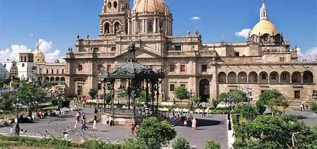 Compra tus Boletos de autobús en ETN Turistar Lujo y visita el Centro Histórico pasea a tu llegada a la Central de Autobuses de Guadalajara ETN