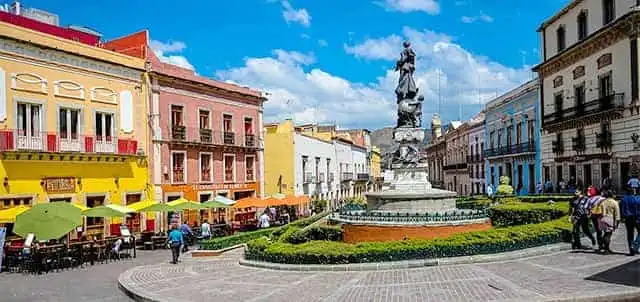 Compra tus Boletos de autobús en ETN Turistar Lujo y visita la Plaza de la Paz en Guanajuato