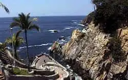 compra tus boletos en ETN, y visita La Quebrada ubicada en Acapulco