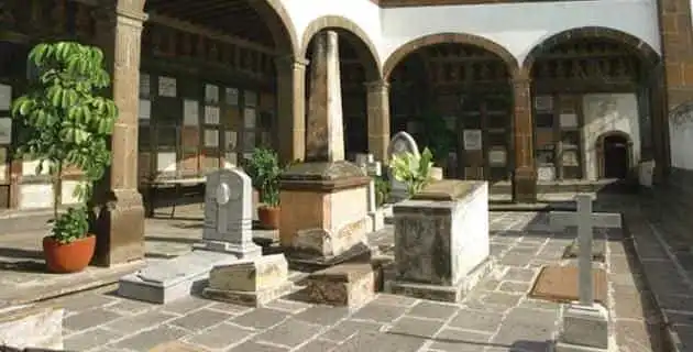 Compra tus Boletos de autobús en ETN Turistar Lujo y visita el Museo de la Muerte, alojado en las instalaciones del viejo cementerio de la Santa Cruz del siglo XVIII