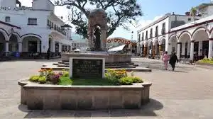 Compra tus Boletos de autobús en ETN Turistar Lujo y visita la Plaza de la Aguadora, un monumento a una acarreadora de agua indígena