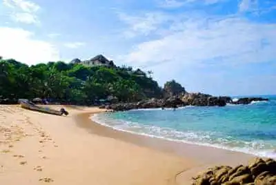 Compra tus Boletos de autobús en ETN Turistar Lujo y visita Playa Ventanilla ubicada a 14 kilómetros de Puerto Ángel