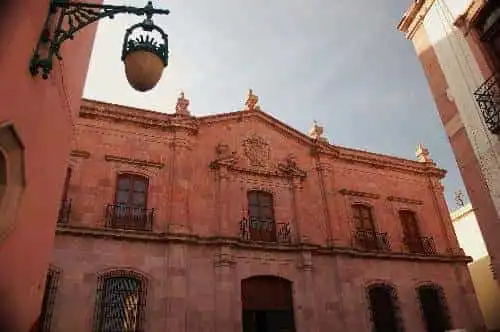 Compra tus Boletos de autobús en ETN Turistar Lujo y visita El Museo Zacatecano a 2 cuadras de la Catedral Zacatecas
