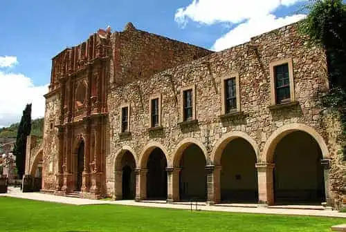 Compra tus Boletos de autobús en ETN Turistar Lujo y visita El Museo Rafael Coronel, Zacatecas